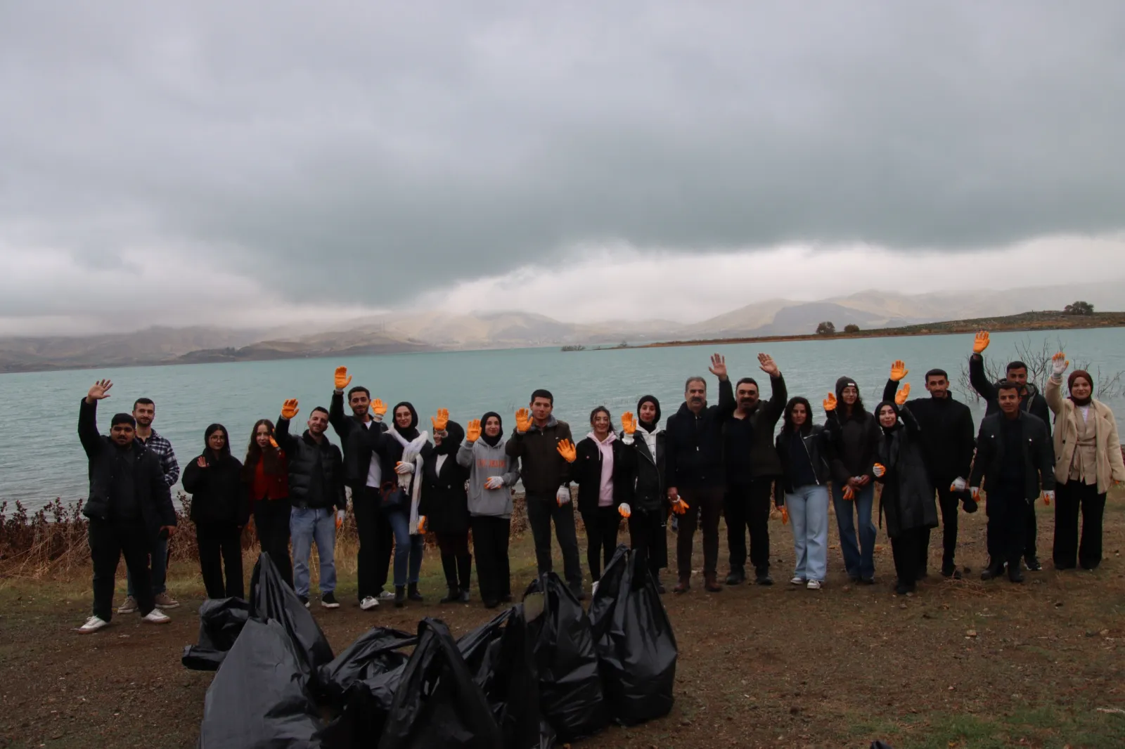 Manşet: “Sivrice Hazar Gölü Nefes Alsın” Sloganıyla Üniversitelilerden Anlamlı Temizlik Projesi