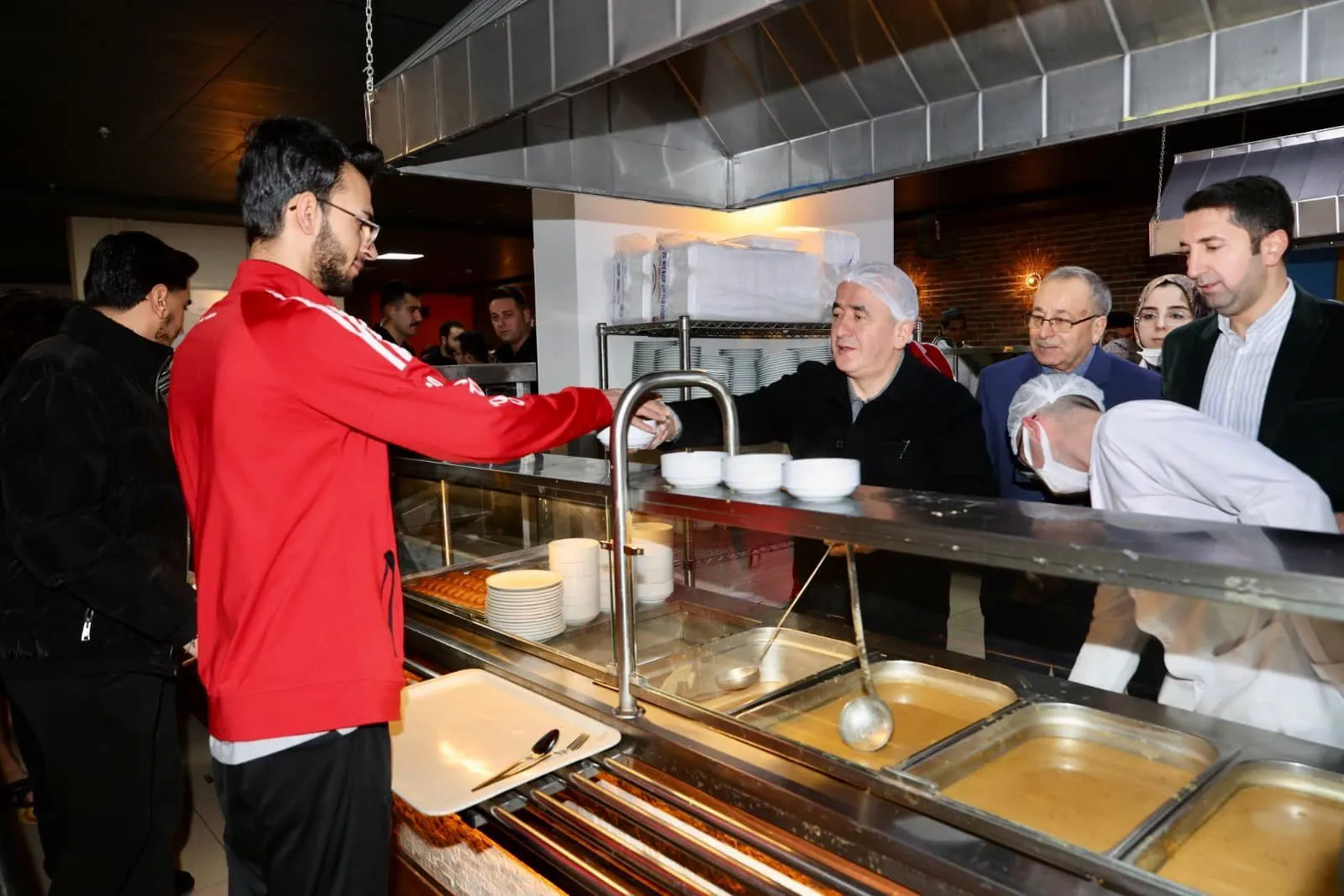 Elazığ Valisi Hatipoğlu, GSB Yurtlarında Binlerce Öğrenciyle İftar Sofrasında Buluştu