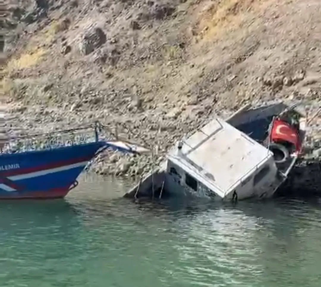 Elazığ'da Fırtınaya Dayanamayan Tekne Suya Gömüldü