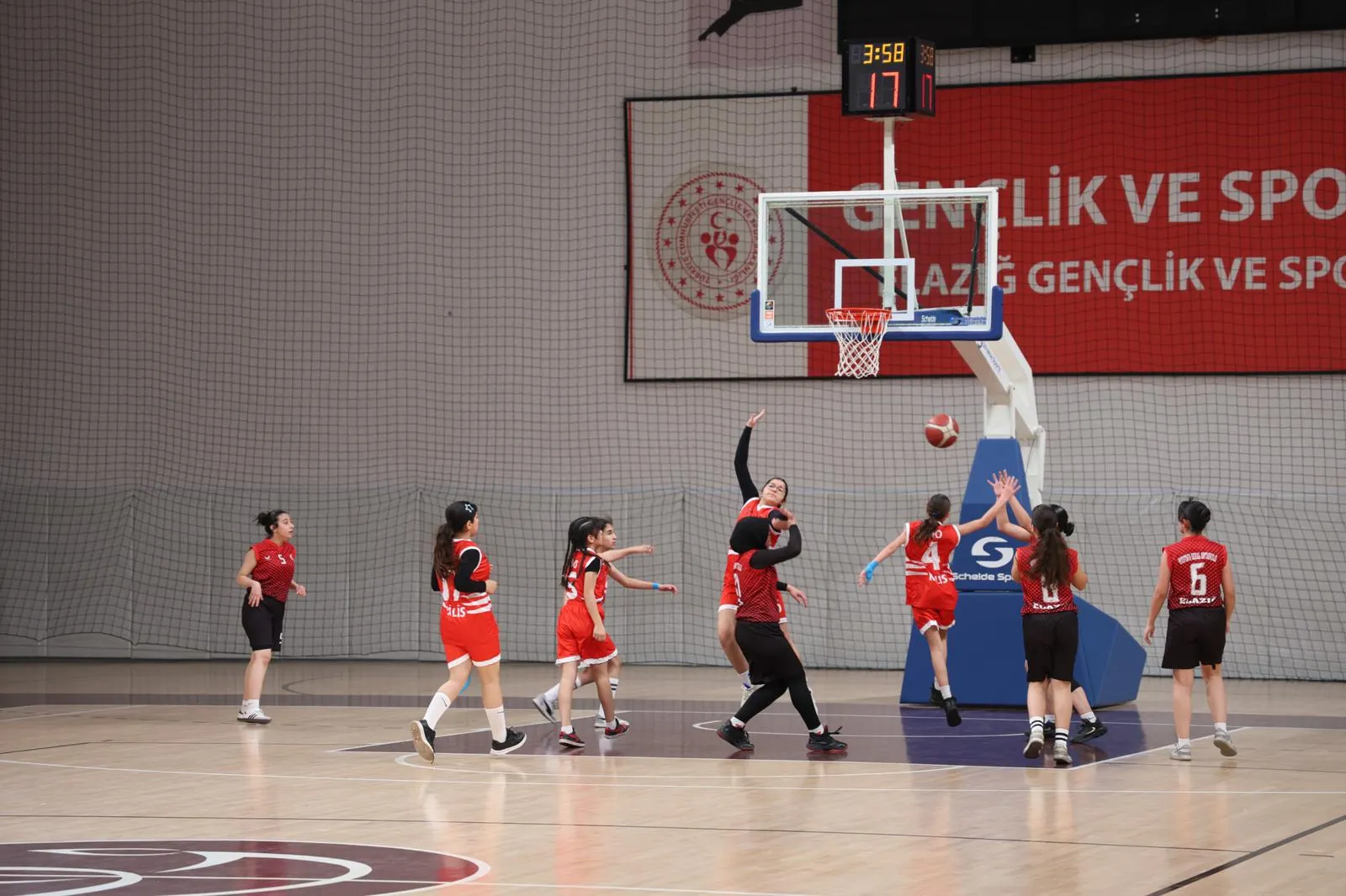 Farklı Branşlarda 918 Sporcu Okul Sporlarında Ter Döktü