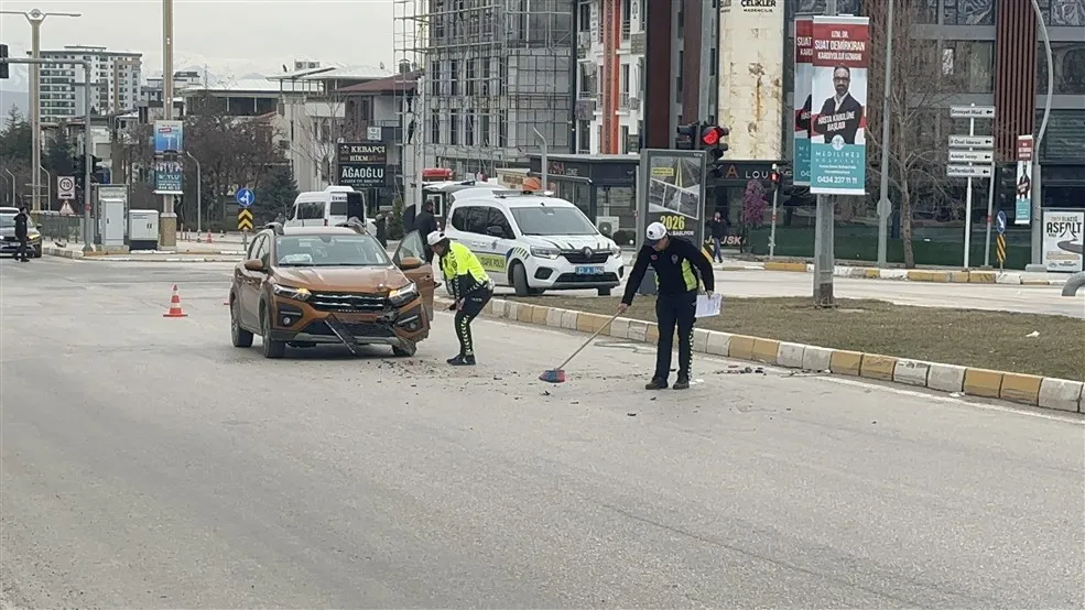 Elazığ'da Zincirleme Trafik Kazası: 3 Araç Çarpıştı, 1 Yaralı