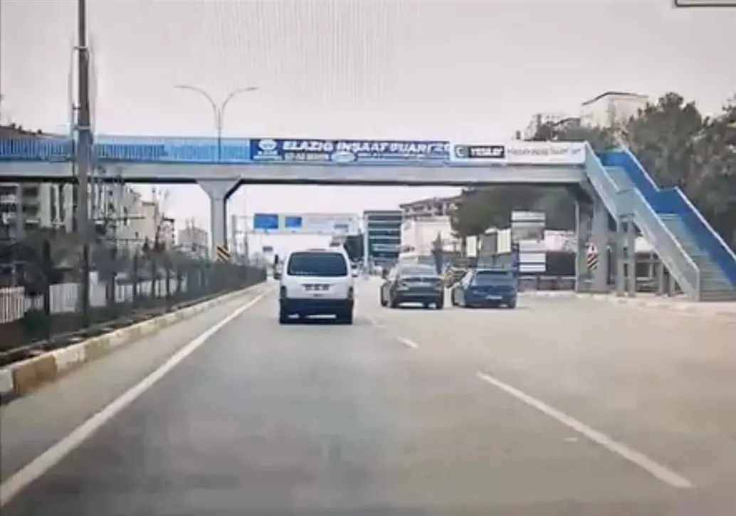 Elazığ’da Makas Atan Araç Kameralara Yansıdı