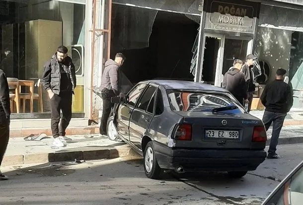 Elazığ’da Otomobil, Mobilya Mağazasına Girdi